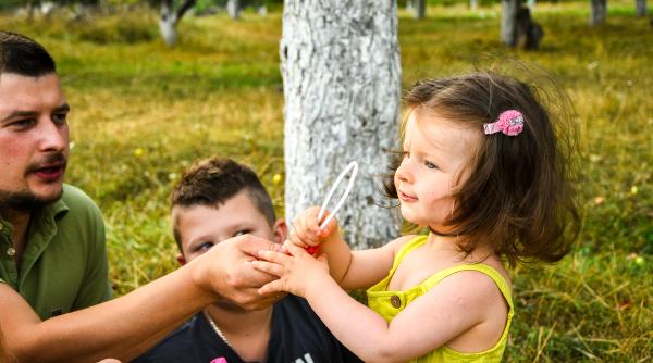 Psihologii avertizează: Aceste comportamente pe care părinții le găsesc amuzante la copiii răsfățați pot fi un coșmar pentru ceilalți