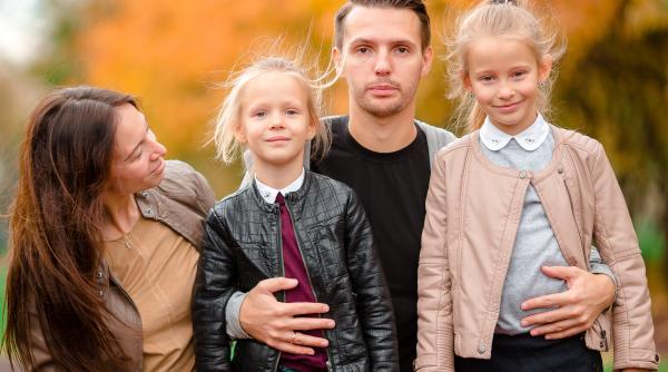 Studiu: 5 semne subtile că un părinte favorizează un copil. Peste 65% dintre familii resimt efectele negative