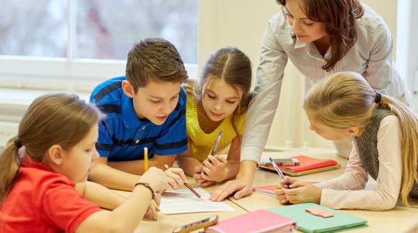 Cele „2 ore în plus” din reforma Educației. Învățătorul și psihologul Petruț Rizea: „Ele se făceau oricum, într-un mod neoficial, doar că acum scrie pe hârtie” / VIDEO