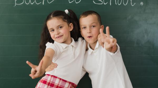 Cum să readuci programul de somn al copiilor la normal înainte de școală