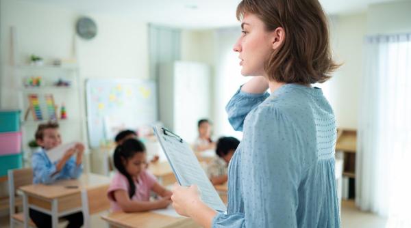 Profesorii titulari cu norme incomplete pot primi până la 4 ore pentru activități remediale și de excelență