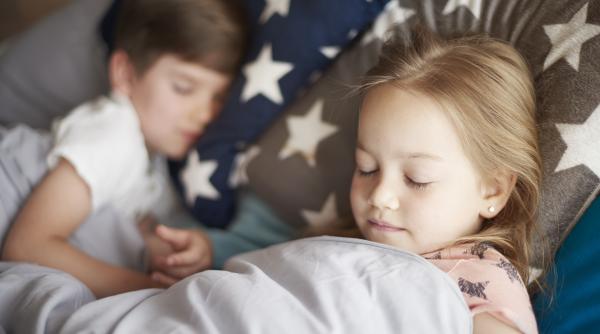 8 rutine de seară care îmbunătățesc somnul copiilor, potrivit unui studiu