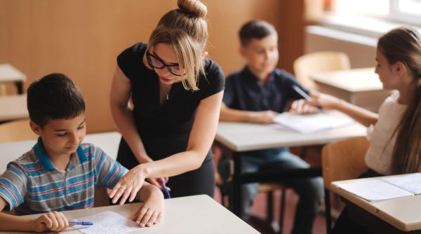 Drama din spatele comasării școlilor: Părinți care cer oprirea măsurii, profesori care avertizează că se încalcă legea și elevii care se gândesc să plece în străinătate