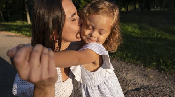 Părinții care fac această mică greșeală cresc „copii slabi mental”, spune celebrul psihiatru Daniel Amen: „Îți crești stima de sine furându-le-o pe a lor”