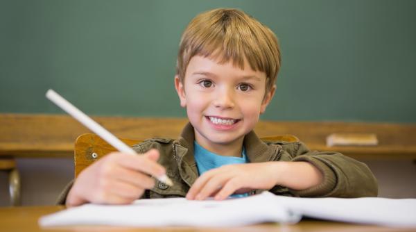 Cea mai bună metodă de a-ți încuraja copilul să obțină note bune la școală, conform unui studiu: „Sprijinul părinților NU ar trebui să se rezume doar la verificarea temelor!”