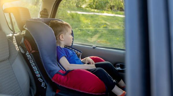 Fiul unei românce din Italia, în vârstă de doi ani, cade din mașină în timpul mersului: Mama susține că fratele de trei ani i-ar fi deschis portiera și ar fi decuplat centura de siguranță