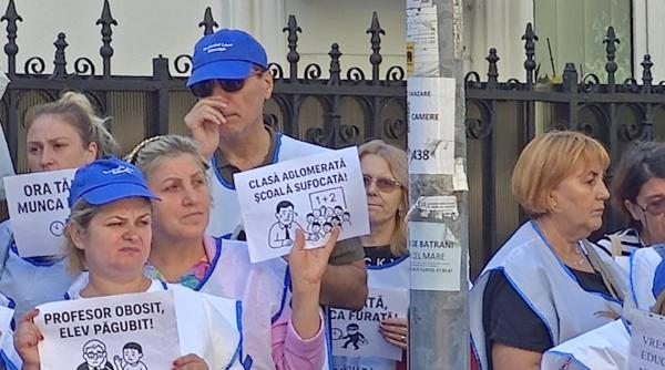 Profesorii strigă „abrogare!”: Ziua 18 de proteste în fața Ministerului Educației, cu pancarte tăioase la adresa lui Daniel David / VIDEO