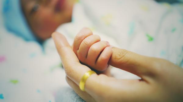 Nou-născut luat de la mamă la doar o oră după naștere, în Danemarca. I-au aplicat teste de „competență parentală” și au „descoperit” că femeia are traume