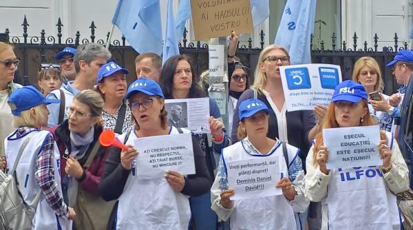 „Vom lupta și vom câștiga!” Profesorii din România ies în stradă pentru a 19-a zi consecutiv: Cer demisia ministrului David și anunță mitinguri masive în Piața Victoriei și la Cotroceni / FOTO-VIDEO