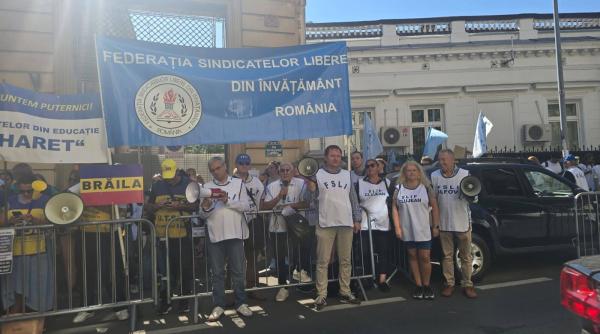 „Demisia!” Strigătul care se aude pentru a 20-a zi în fața Ministerului Educației: „Am arătat că angajații din învățământ nu acceptă ca educația să fie sacrificată” / FOTO-VIDEO