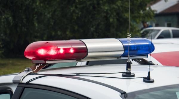 Copil de 3 ani, ucis în bătaie de tatăl vitreg, în Otopeni. Bărbatul s-a baricadat și a amenințat că îi va curma viața și celuilalt fiu. Negociatori și trupe speciale la fața locului