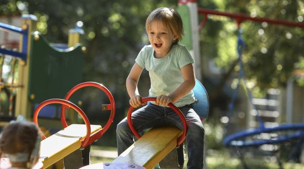 Un copil din trei nu mai iese la joacă după școală - studiul britanic care trage un semnal de alarmă