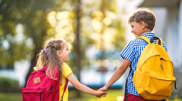 Mesaje pentru prima zi de școală: Cele mai bune idei, amuzante și emoționante, pentru profesori, elevi și părinți. Psihologii explică ce urări îi ajută să înceapă cu încredere