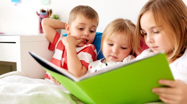 De la ce vârstă poate copilul să învețe să citească? Tot ce trebuie să știe părinții despre etapele dezvoltării și metodele recomandate de psihologi