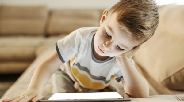 Impactul devastator al ecranelor asupra posturii și creșterii copiilor. Kinetoterapeutul Dragoș Cristian Bogdan: „Sunt făcute după anatomia noastră funcțională. NU ne pliem noi către aparatură”