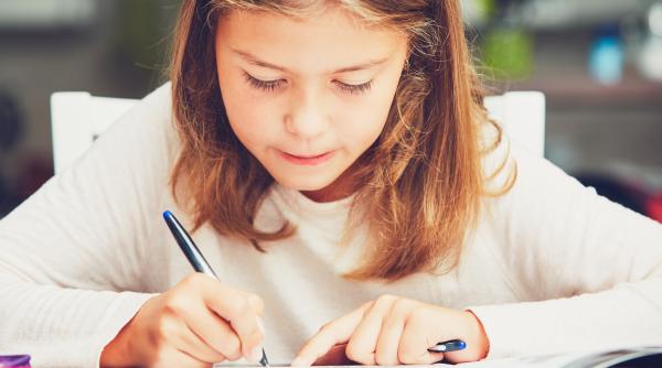 O fetiță de doar 9 ani a reușit ce alți elevi fac la 18: Povestea celui mai tânăr absolvent de bacalaureat din Franța