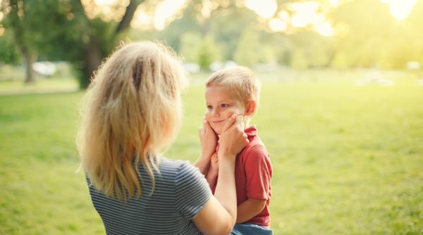 Părinții care cresc copii rezilienți fac aceste cinci lucruri… „fără să spună niciun cuvânt”