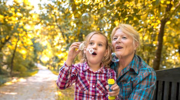 Regula nr. 1 pe care părinții trebuie să o stabilească pentru a menține limite sănătoase cu bunicii. Expertă în parenting: „Faceți acest lucru înainte de a avea o ceartă”