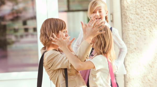 Poate un „joc al minciunii” să-i ajute pe copii să vorbească despre ce se întâmplă la școală? Ce spun terapeuții