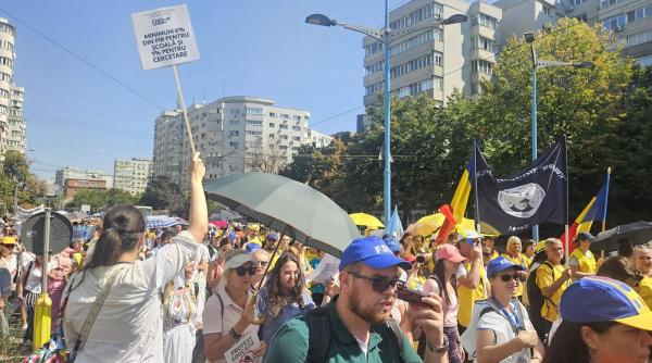 Protestatarii au plecat spre Cotroceni/ VIDEO