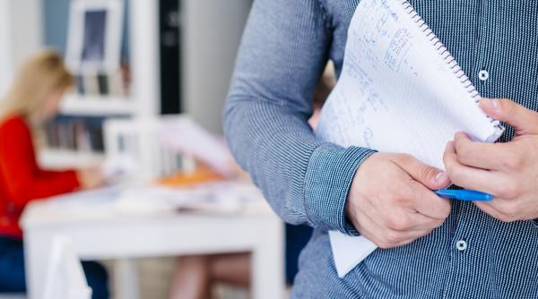 Scene șocante într-un liceu din Galați: profesor snopit în bătaie pentru că a atras atenția unui elev să nu mai fumeze