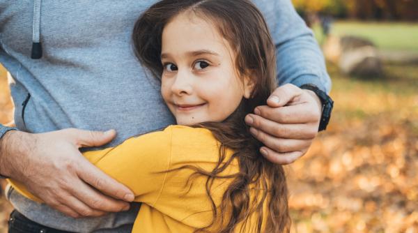 Lucruri dulci pe care un copil le face doar atunci când se simte în siguranță și fericit cu tine, potrivit experților în parenting