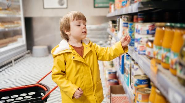 80% din produsele alimentare pentru copii sunt ultraprocesate: „Domină farfuriile micuților!” Ce riscuri ascund pentru sănătatea lor