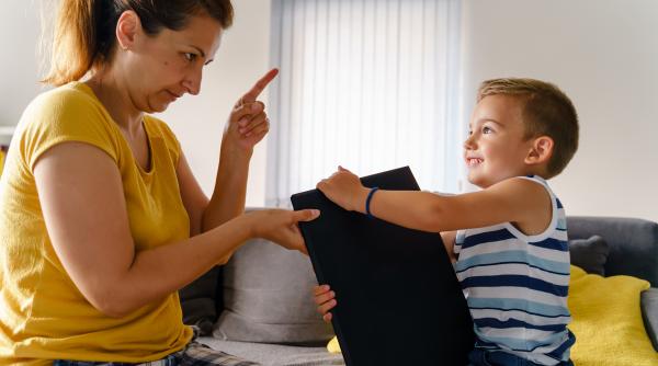 Ce spun părinții care sunt ascultați de copii: Înlocuiește „nu atinge” cu „pune mâinile în buzunar” și alte afirmații care fac MAGIE!