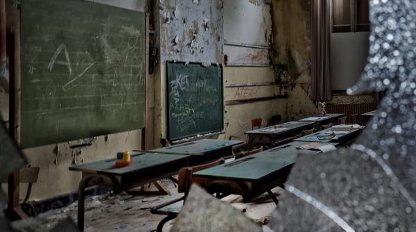 Cursuri online la un liceu din România: „Imobilul în care acesta funcţionează prezintă risc de prăbuşire”