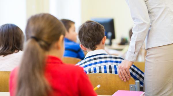 „Politica nu are ce să caute în Educație! Nu mai veniți spre noi! Lăsați-ne în pace!” Prof. Claudia Chiru lansează apel: „Dacă eu nu am timp să dau feedback copilului, învățarea e zero!” / VIDEO