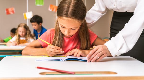 „Este un genocid care se întâmplă cu educația în momentul acesta!” Prof. Claudia Chiru denunță „atrocitățile” din noile măsuri: „Aceste două ore remediale aș vrea să știu cum au fost gândite” / VIDEO