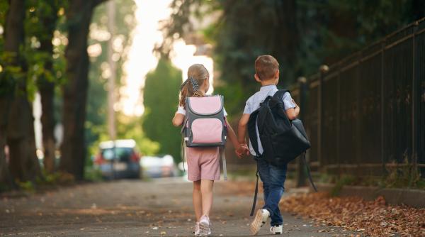 „Orar mascat”: Program în 3 schimburi în unele școli. Reacţia ministrului Educaţiei