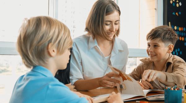 „Respectul pentru profesori începe acasă”. Apelul emoționant al prof. Claudia Chiru către părinți: „Trebuie să avem o solemnitate atunci când vorbim despre școală”