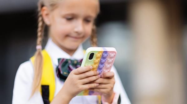 Telefoanele dispar din școli: interdicție adoptată într-o altă țară