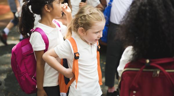 De la o idee din străinătate, la un proiect de succes în România: Orașul în care copiii merg pe jos la școală și nu se mai formează blocajele matinale