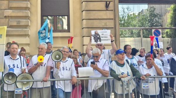 Protest mut al sindicatelor din învățământ în fața Ministerului Educației: „Suntem aici pentru cei care au rămas în toamnă fără loc de muncă”