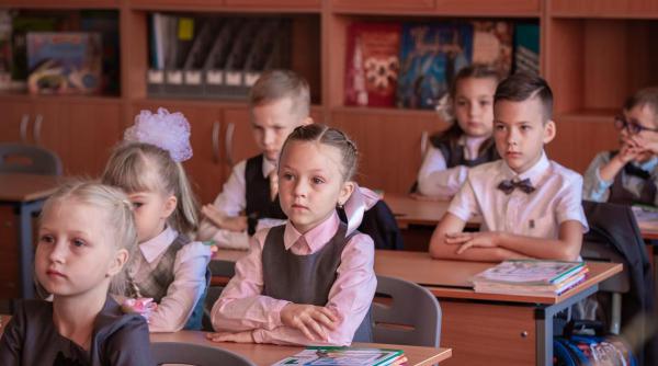 O învățătoare, care predă la clasa a II-a, dezvăluie cele 3 abilități de bază pe care mulți dintre elevi nu le stăpânesc: „Generațiile trecute le învățau încă din grădiniță”