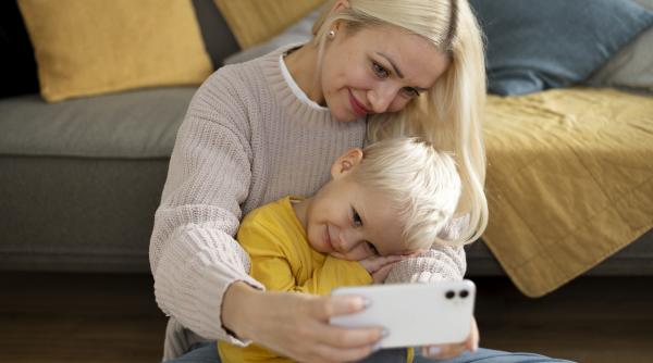 Ce este stresul digital și cum să-l evităm. „Toate companiile din spatele aplicațiilor noastre preferate angajează psihologi pentru a crea acest stres digital!”