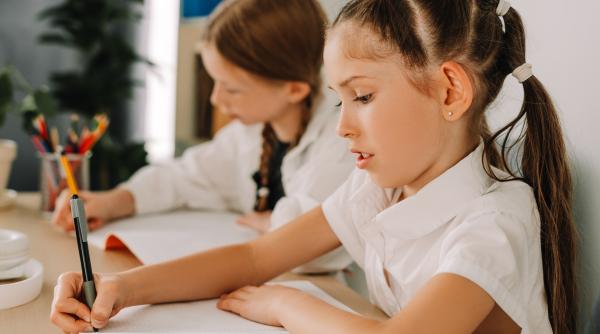 Disgrafia la copii. Dr. Ioana Georgescu arată cum diferențiezi scrisul urât din grabă de probleme reale de motricitate fină: „Mulți copii cu disgrafie scriu frumos la începutul paginii” / VIDEO