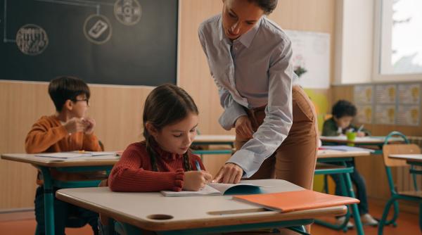 „Și uite cum mor profesorii de grija învățătorilor!” Nemulțumirile și tensiunile vechi ale cadrelor didactice explodează după creșterea normei de predare