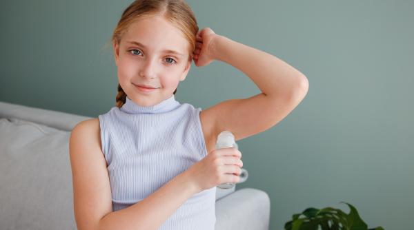 Pot folosi copiii deodorant? Tot ce trebuie să știe părinții