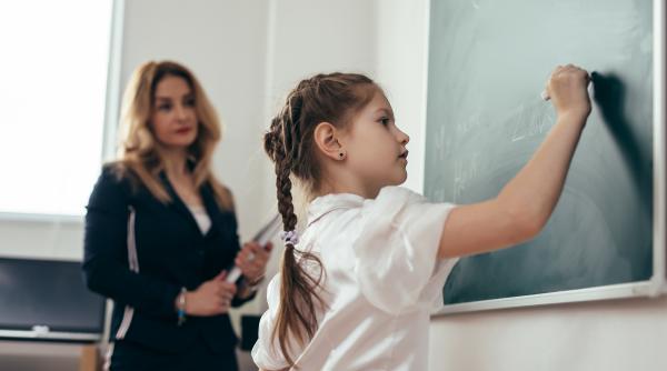 „De ce nu fac profesorii performanță cu elevii lor?” Dragoș Pătraru arată clar unde greșește sistemul educațional: „Un copil nu poate reuși doar mergând la școală și având dascăli cu salarii bune”