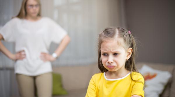 Metode prin care poți gestiona opoziția, crizele de furie și anxietatea copilului, pentru ca el să crească încrezător și fericit, conform unui expert în parenting