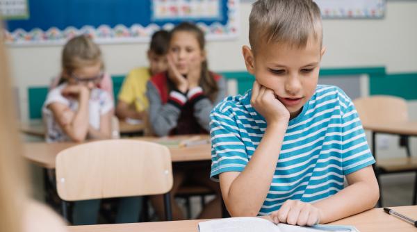 Copilul tău nu ridică mâna la ore și nu vorbește în clasă? De ce se întâmplă și cum îl poți sprijini!