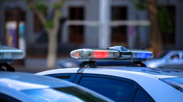  După 500 de mesaje de ameninţare trimise în şcoli, grădiniţe şi spitale, poliţiştii au un suspect: Un adolescent de 17 ani, elev la un liceu din București