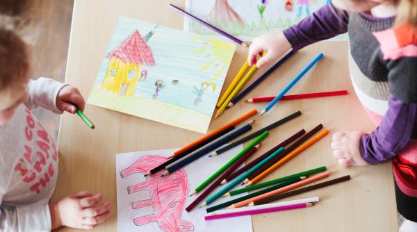 O grădiniță cere 2.000 de euro de la părinți pentru a le da acasă portofoliul cu desenele copiilor lor. O mamă care a refuzat să plătească, acuzată de furt. Premier: „Șantaj emoțional!”