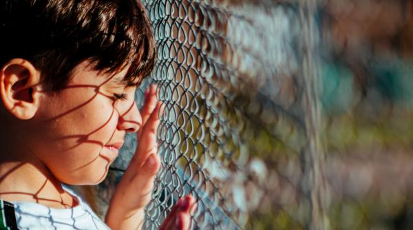 „Singuri”, materialul Recorder care te dărâmă. Monștrii cu legitimații de angajați ai statului: Cine răspunde pentru viața copiilor abandonați? 