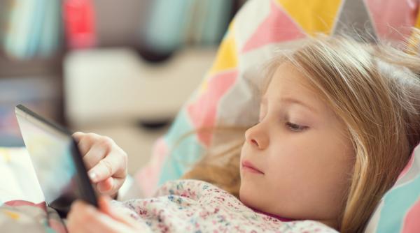 Ce spune un nou studiu despre timpul petrecut în fața ecranelor de către copiii cu vârste cuprinse între 3 și 11 ani
