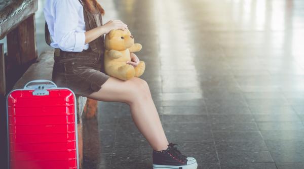 Cum trăiesc copiii români crescuți în diaspora reîntoarcerea în țară? Laura Dragomir Juverdeanu: „Nu este un drum de la un aeroport la altul. Înseamnă ruptură, uneori chiar prăbușire” / VIDEO