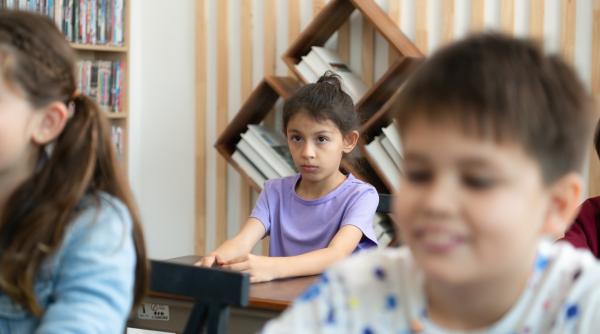 Iluzia incluziunii: Ce se întâmplă, de fapt, în clase. Prof. Claudia Chiru: „Facem o mare greșeală: îi aducem pe copiii cu CES în școlile tipice, dar nu schimbăm nimic din școală pentru ei”